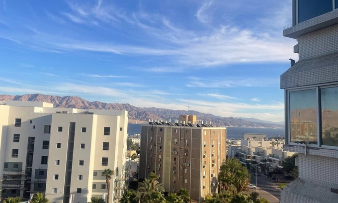 Eilat Apartment | Huge vue, very central, 10 min. walk from sea, food around, free parking, bus