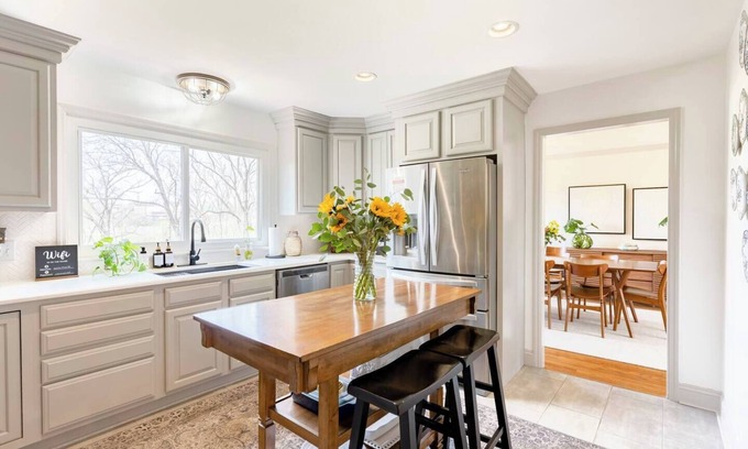 Des Peres House | Huge yard - 10 min walk to shops & restaurants