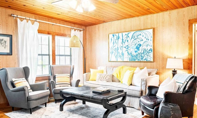 Cullman Cottage | Humble Bee Cottage-Walmart Distribution-Rehau-4mi. to Cullman Christkndlmarkt