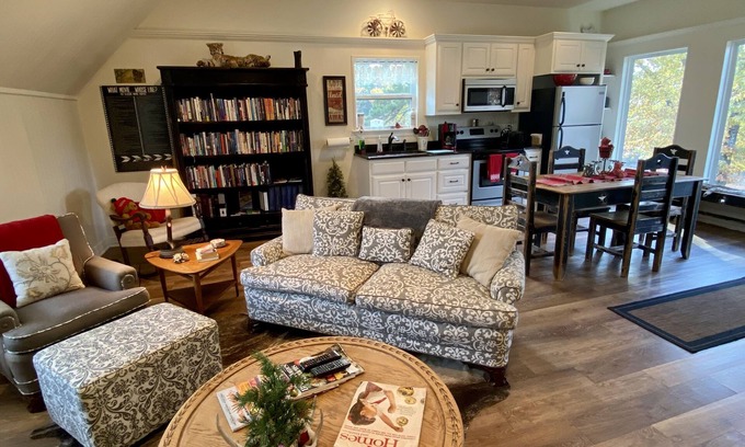 Quitman Apartment | HUMMINGBIRD NEST HIDEAWAY LOFT: East Texas Spiritual Retreat & Country Resort
