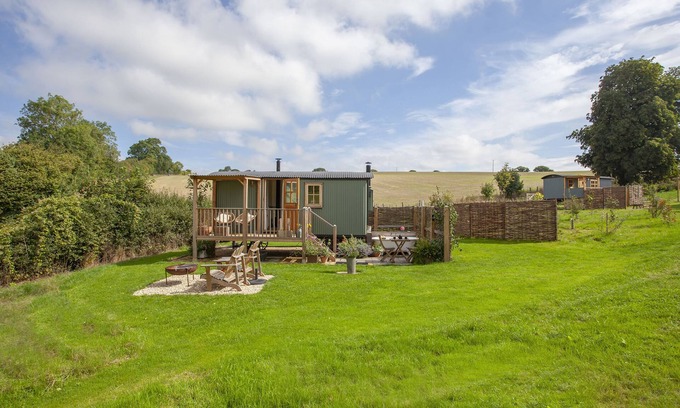 Dorchester Cottage | HURDLEMAKERS HUT, romantic, with open fire in Piddletrenthide