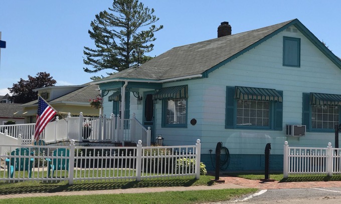 Mackinaw City House | Huron Breeze Cottage - In the heart of Historic Mackinaw City
