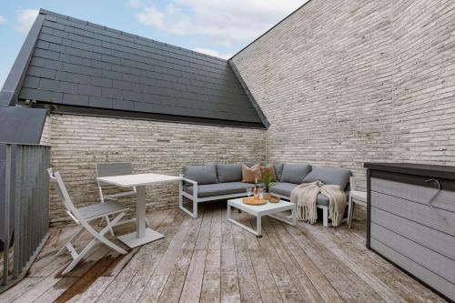 Westende Apartment | Huswell - Spacious top-floor apartment with private parking