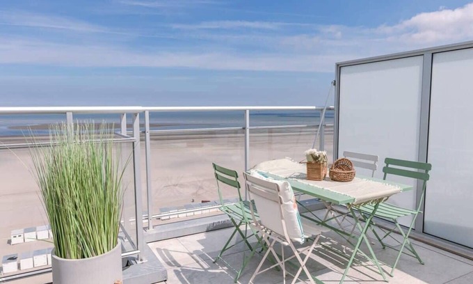 Heist Apartment | Huswell - Stunning Seafront Apartment in Prime Location