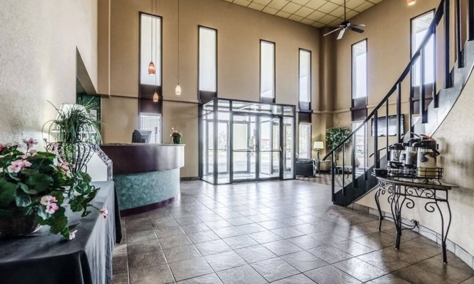 South Hutchinson Hotel | Hutchi Bell