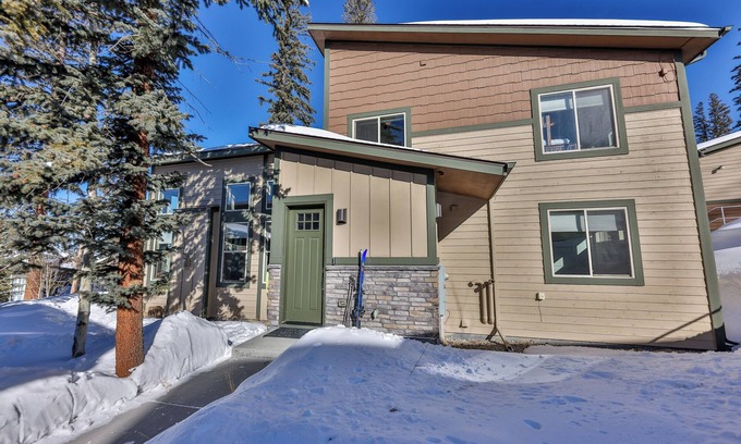 Rendezvous House | Hygge Cabin—Elegant, Pet-Friendly Escape with Ski Shuttle and Serene Setting