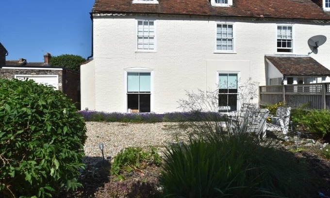 Hythe Apartment | Hythe - centrally located ground floor apartment with a musical theme