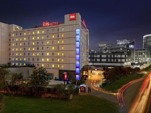 DLF Phase 5 Hotel | ibis Gurgaon Golf Course Road - An Accor Brand