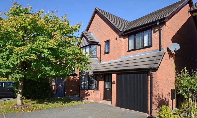 Forsbrook House | Ideal for Alton Towers, The Peak District, University Hospital and Derbyshire