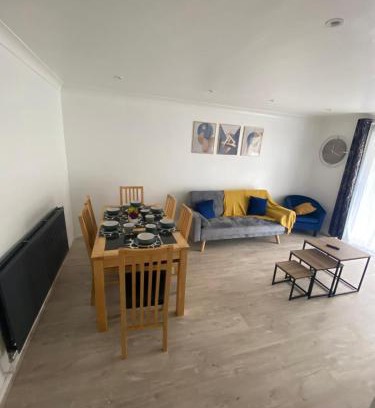 Harlow House | Ideal for Contractors & Relocators in Harlow Modern Spacious Home with Garden