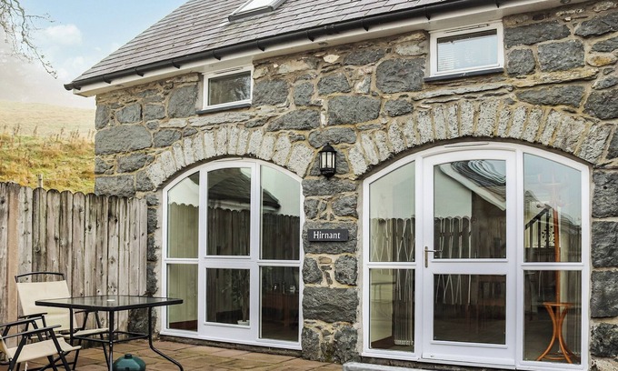 Cwmtirmynach Cottage | Ideal for couples or solo travellers, surrounded by glorious countryside views.