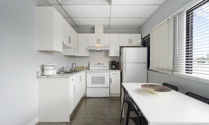 Aldergrove Apartment | IDEAL FOR GROUP STAYS - 3 bedrooms, 3 bathrooms, 2 kitchens