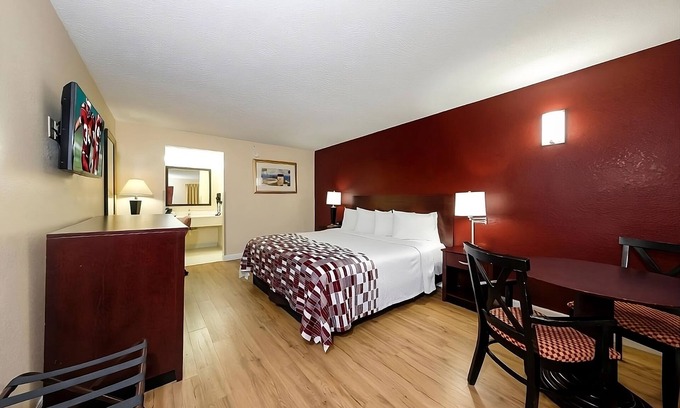 Ellenton Hotel | Ideal Mix of Comfort and Value! Outdoor Pool, Free Parking, Pet-friendly!