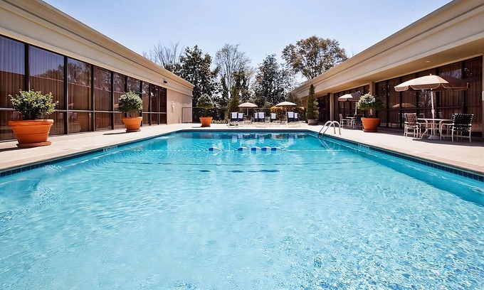 Eagan Park Hotel | Ideal Mix of Comfort and Value! Outdoor Pool, Parking, Pets are Allowed