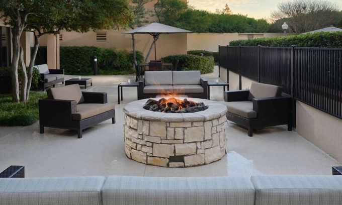 North Dallas Apartment | Ideal Mix of Comfort and Value! 2 Contemporary Units, Parking, Outdoor Pool
