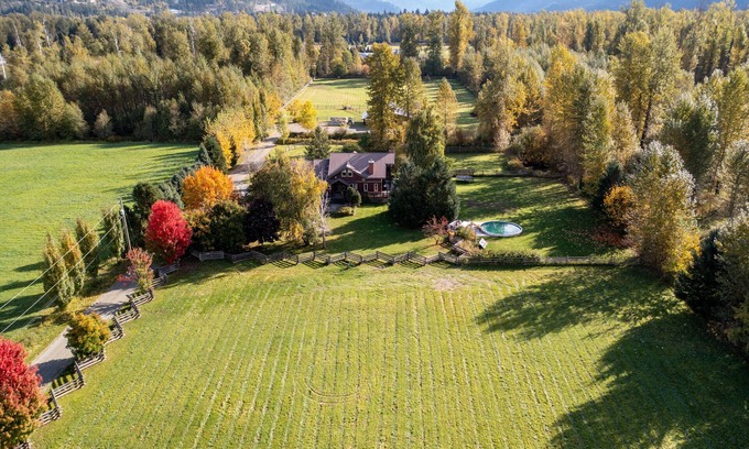 Pemberton House | Ideal Modern Farmhouse Retreat