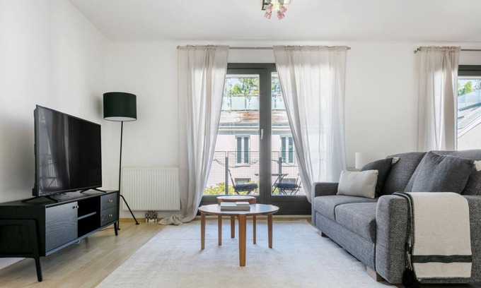 Hundsturm Apartment | Ideal Naschmarkt 1BR w/Elevator, Balcony, near U4, dining, by Blueground