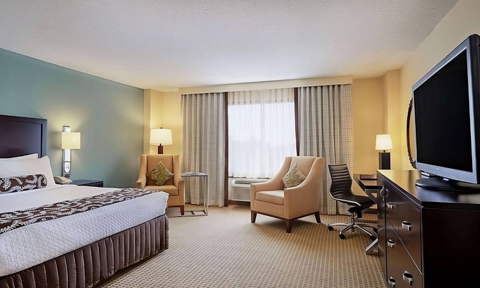 Eagan Park House | Ideal Weekend Escape: Pool, Parking and Tasty Dining Just Steps Away