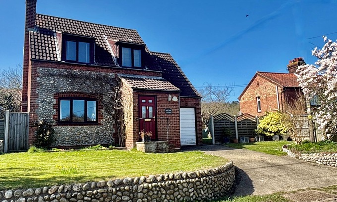 East Runton Cottage | Idylic location a 10 minute stroll from East Runton's beautiful sandy beach