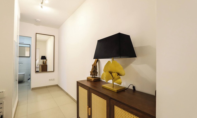 Butzbach Apartment | Idyll of the Wetterau - Parking lot - SmartTVs - Garden view