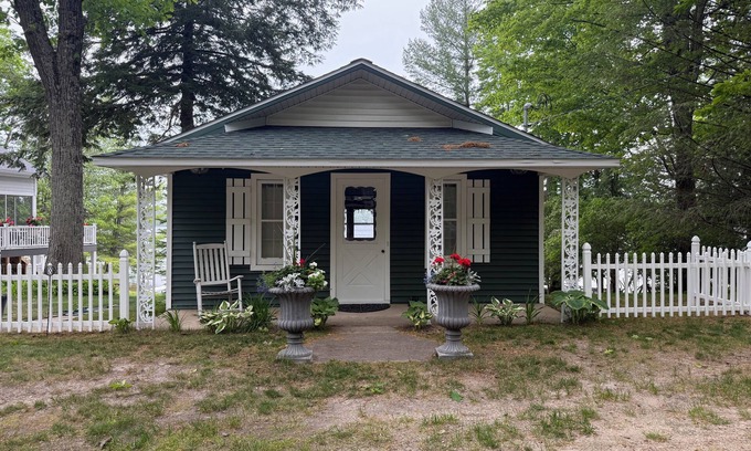 Fountain Cottage | Idyllic 3-Bedroom Lake Front Cottage on Ford Lake