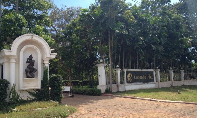 Kram House | Idyllic beach villa C7 through the tropical garden to the "private beach"