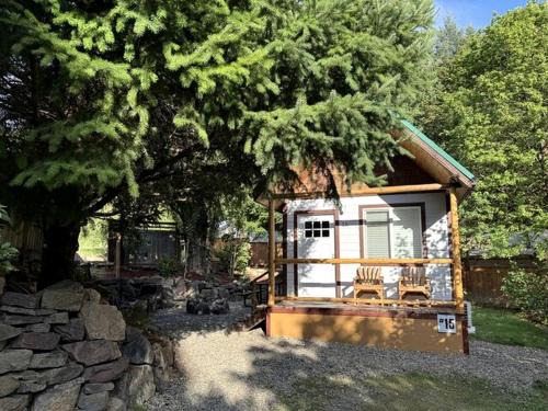 Idleyld Park House | Idyllic Cabin for Group Getaway along the North Umpqua River, Oregon