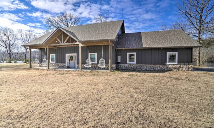 Cotter Cottage | Idyllic Cotter Escape: Steps to White River!
