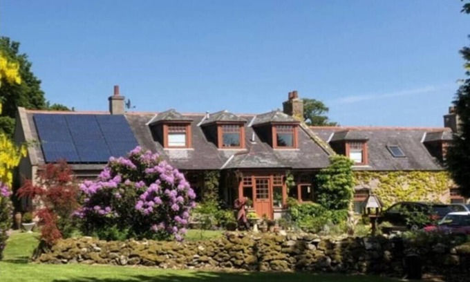 Stonehaven House | Idyllic countryside haven with lush landscape, manicured garden, pond and stream