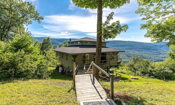 East Dorset House | Idyllic dog-friendly mountain retreat with firepit & balcony views - near skiing