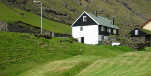 Stykki House | Idyllic house near river and ocean