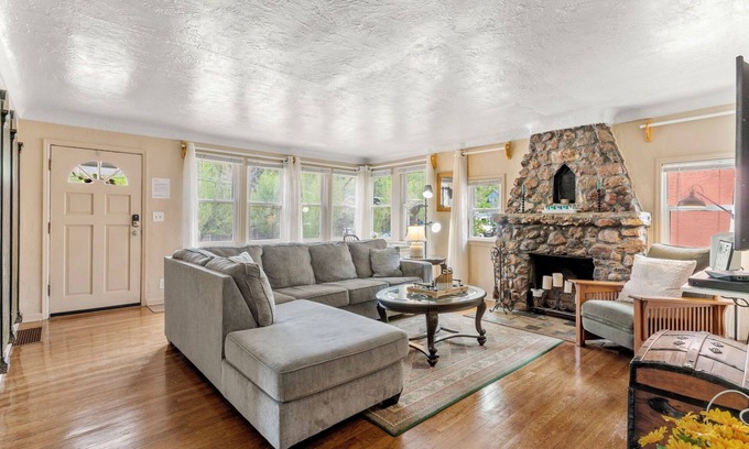 Manitou Springs Historic District House | Idyllic retreat near the Incline, nestled in Manitou’s breathtaking landscapes.