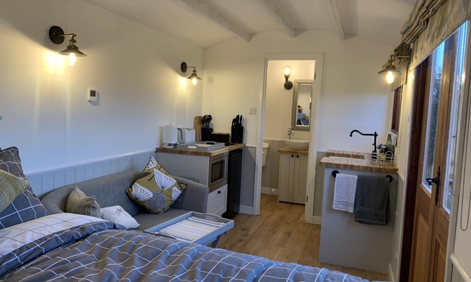 Dereham Cabin | Idyllic rural Shepherds Hut in private wildflower meadow.