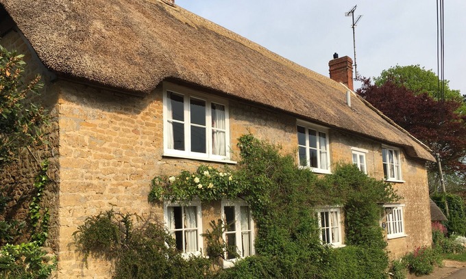 West Compton Cottage | Idyllic thatched cottage, Jurassic coast, walking distance to 2 great pubs