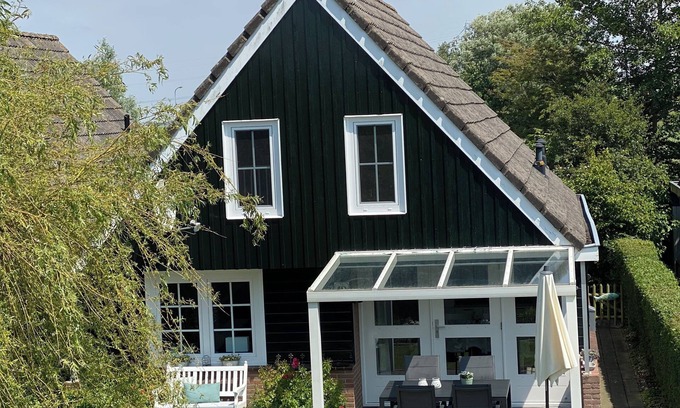 Oudeslius House | Idyllic vacation home in Park 't Zijper Eilant on the canal