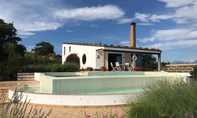 Torino di Sangro Villa | Idyllic Villa, with Infinity Pool, 4 air conditioned bedrooms & stunning views.
