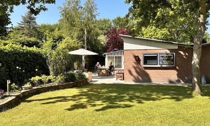 Ouddorp House | Idyllically situated bungalow in a quiet green park with lots of privacy.