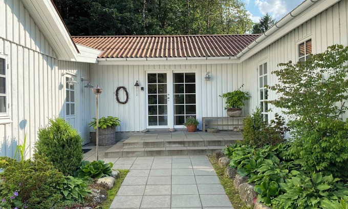 Viborg House | Idyllically situated wooden house by the forest