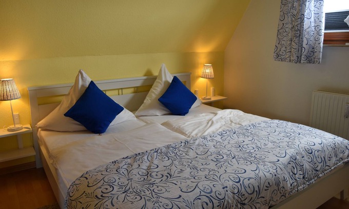 Gueby Apartment | Idyllische Ferienwohnung mit Balkon und Großer Gartenanlage