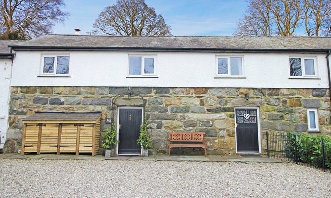Llanllyfni Cottage | IGAMOGAM, pet friendly, character holiday cottage in Penygroes