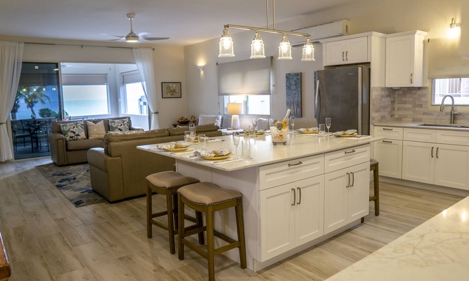 Pelican Key Villa | Il Punto Blu - Beautiful renovated condo, AC, WIFI, walkable restaurants/beach.
