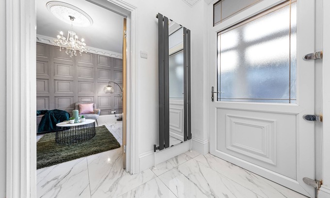 Loxford House | Ilford Gem: Your Stylish, Central 4BR Home For 10