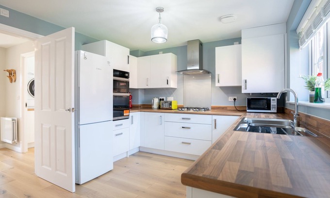 Bicester House | Immaculate 4-Bed House 5mins walk to Village shop