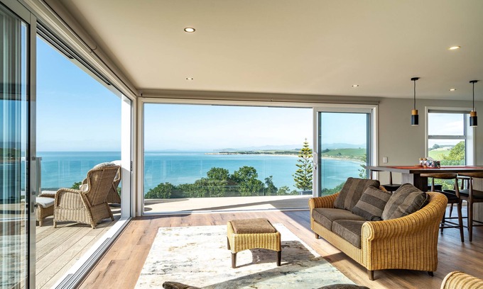 Kakanui House | Immaculate Modern House with Stunning Ocean Views. Perfect for Friends & Couples