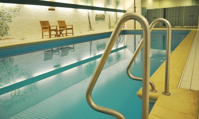 Beekbergen-Zuid Hotel | Immerse in Nature's Beauty: Convenient Room with Indoor Pool, Near Burgers Zoo