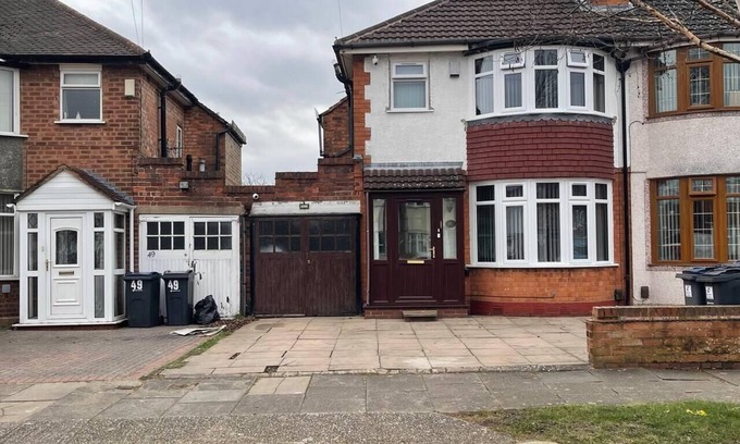 Stonnall House | Impeccable 3-Bed House in Birmingham