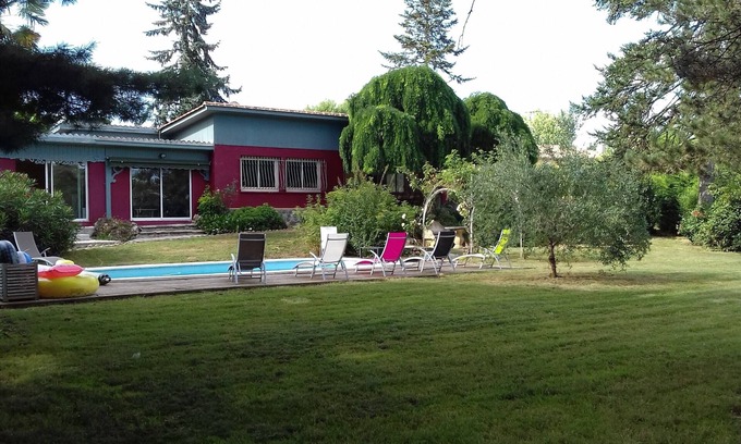 Velines House | In a large enclosed park, quiet family home on the river bank,