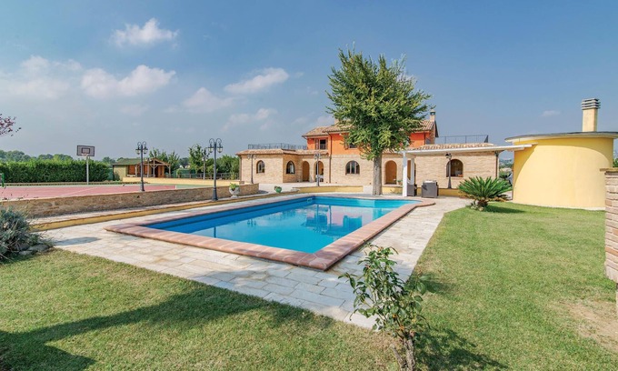 Montelupone House | In a picturesque valley 8 km below Recanati and only 15 km from the coast, this friendly semi-detach