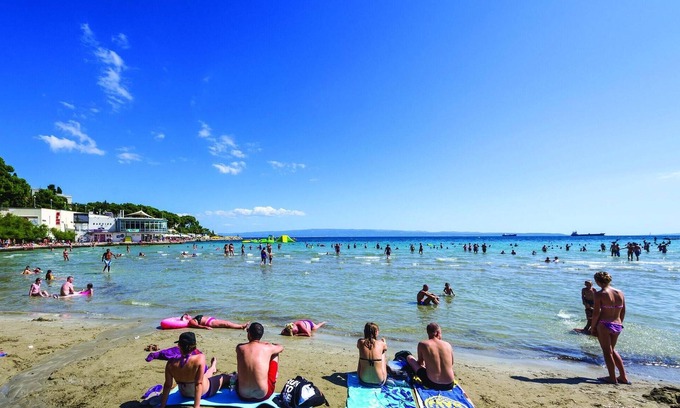 Kamen Apartment | In a suburb of Split welcomes you this compact apartment with private pool.