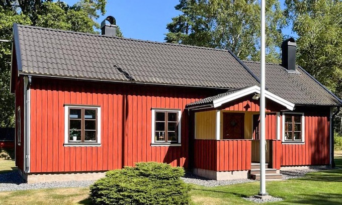 Saffle House | In an undisturbed location on the Värmlandsnäs peninsula, this cozy cottage welcomes you close to wa